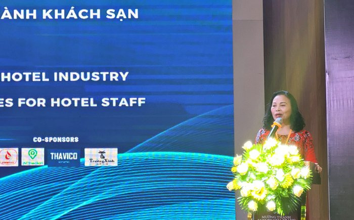Bà Đỗ Hồng Xoan - Phó chủ tịch Hiệp hội du lịch Việt Nam, Chủ tịch Hiệp hội Khách sạn Việt Nam phát biểu tại buổi Hội thảo.